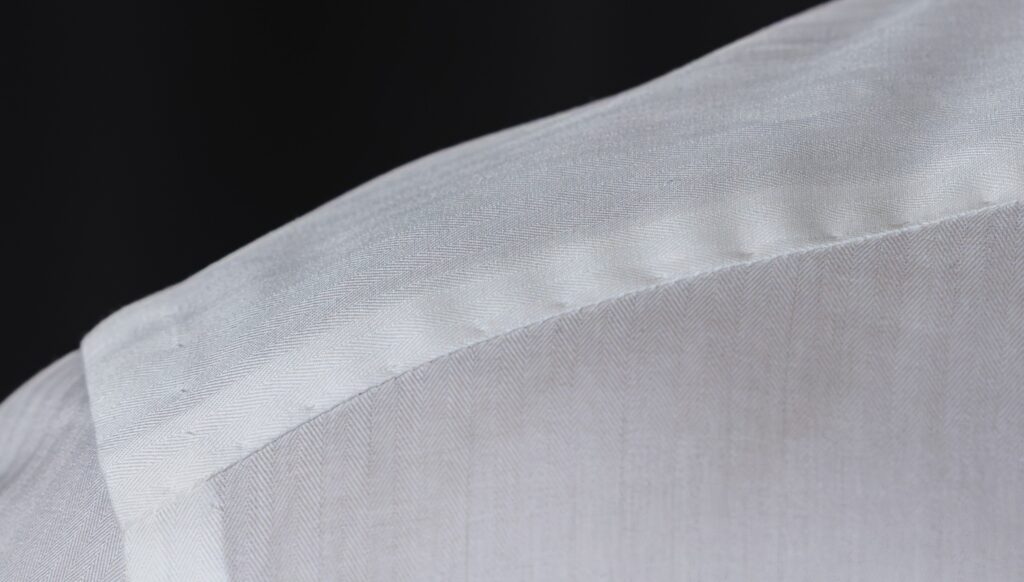 Spalla ribattuta a mano — camicia Sartoria